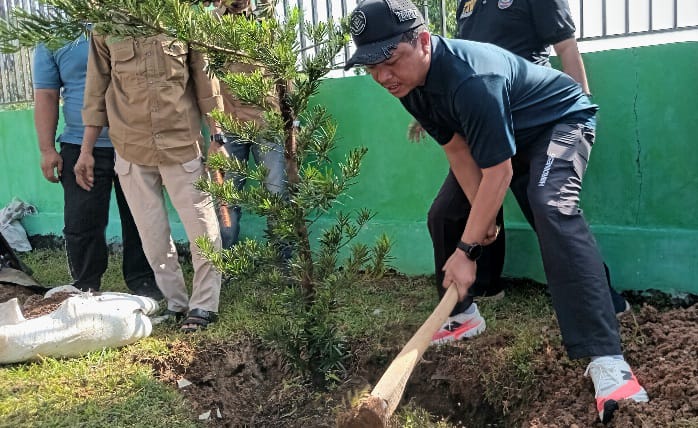 Bupati & Wabup Pringsewu Tanam Pohon Lohansung di Halaman Masjid Pemda
