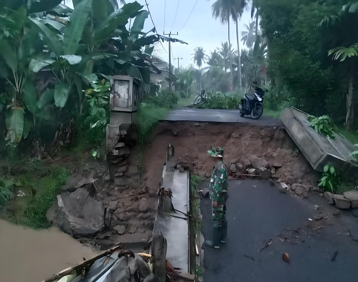 Banjir di Pematang Sawa, Tanggamus, Jembatan Ambruk, Satu Motor Masuk Sungai, Pengendara Luka-luka