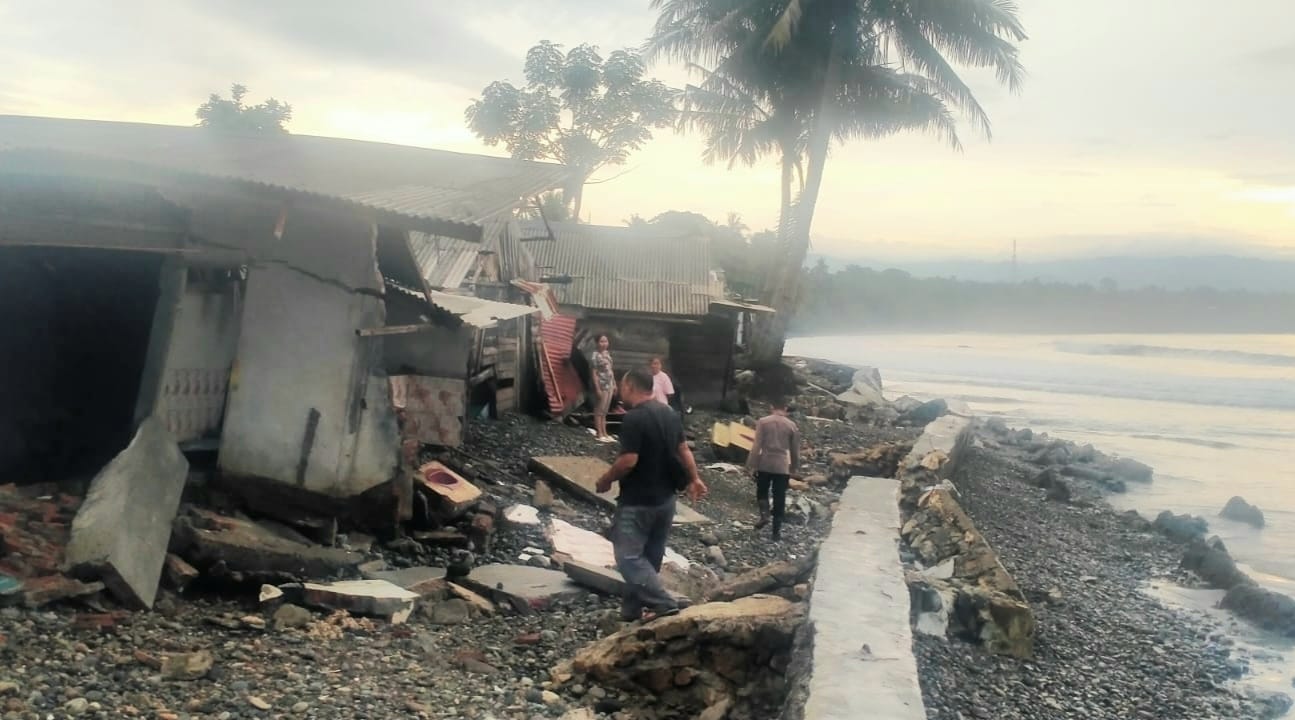 Gelombang Tinggi dan Banjir Rob Terjang Pesisir Kota Agung, Belasan Rumah Warga Rusak