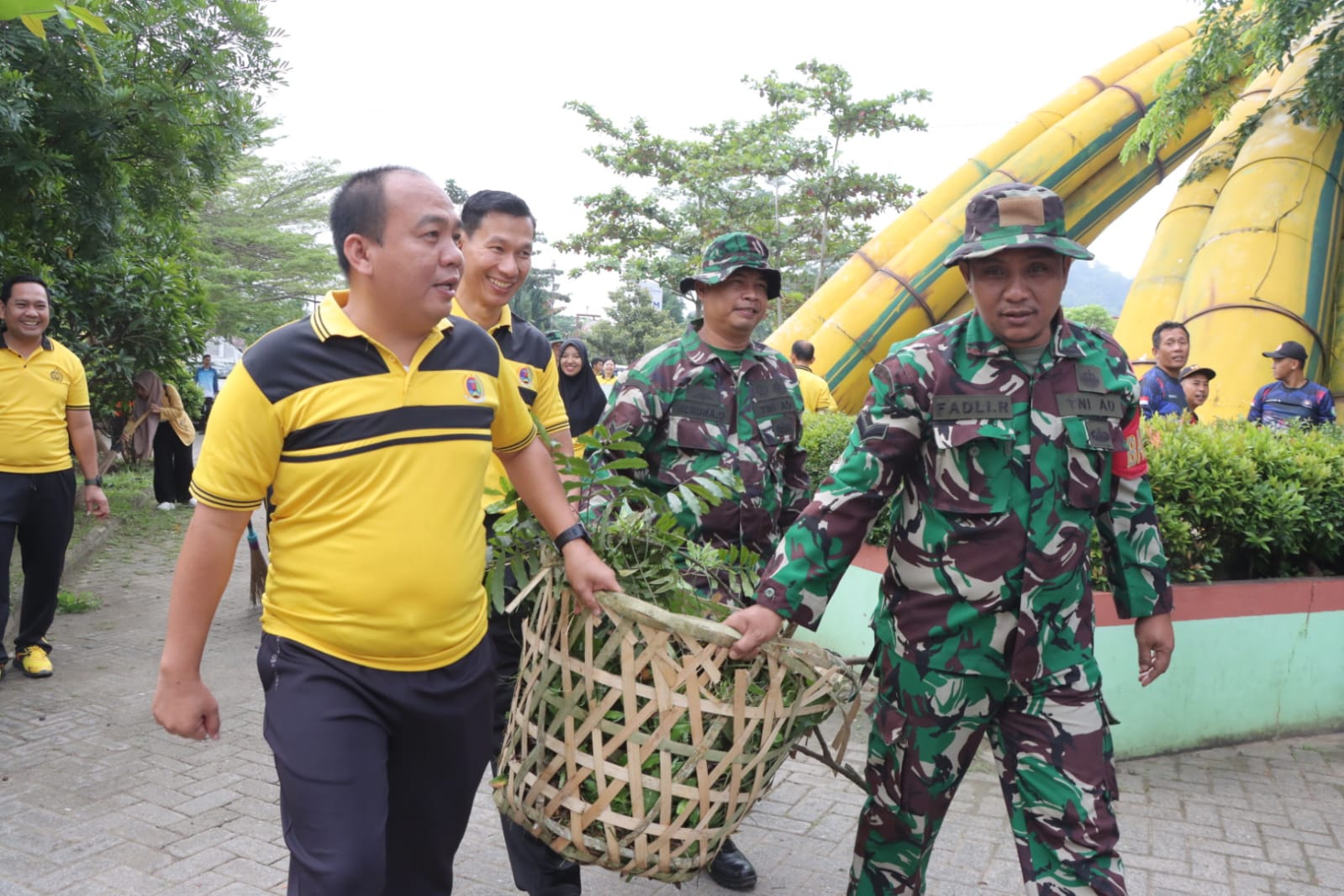 Bupati-Kapolres Turun Langsung Bersih-bersih Rest Area Pringsewu