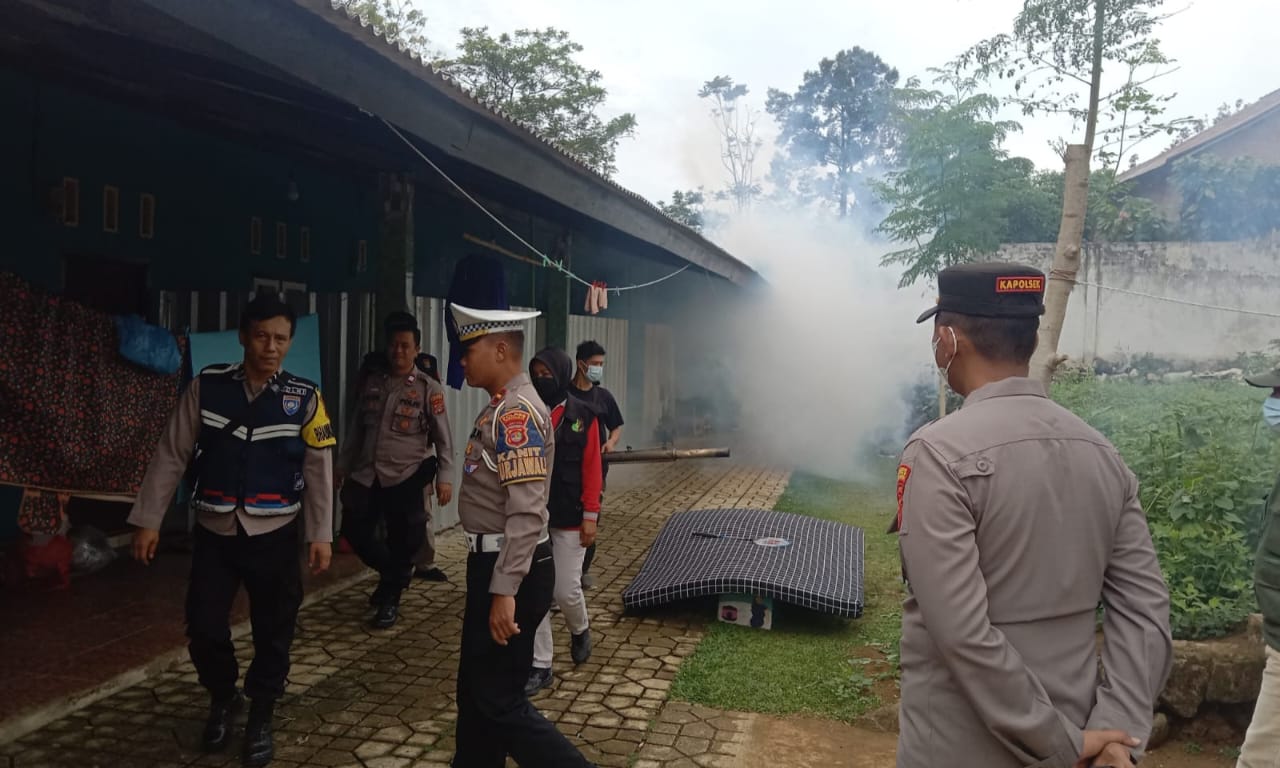 Cegah DBD, Polres Tanggamus dan Polsek Jajaran Lakukan Fogging di Pemukiman Warga