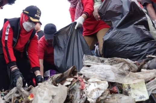 Ratusan Ton Sampah Diangkut,   Dari Pantai Sukaraja Bandarlampung 
