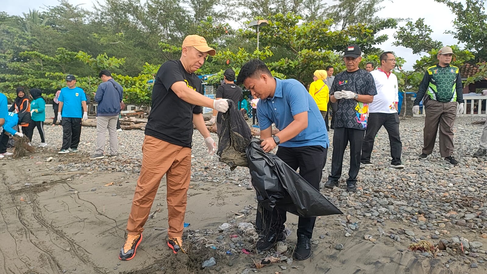 Pj Bupati Tanggamus Mulyadi Irsan Pimpin Aksi Bersih Sampah di Pantai Muara Indah