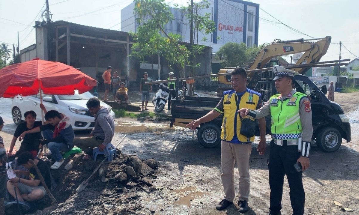 Perbaikan Irigasi Dikebut, Polisi Ikut Bantu Atur Arus Lalin