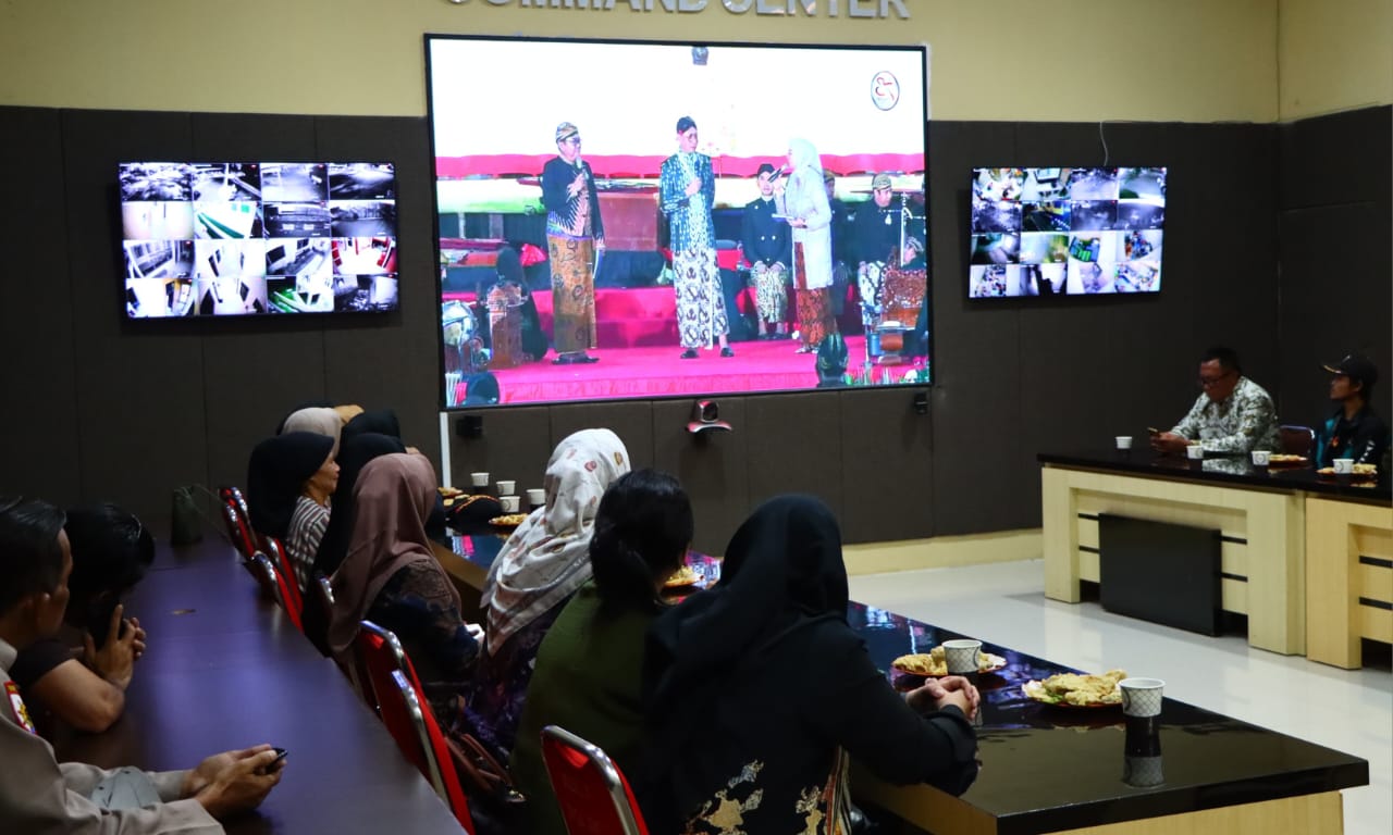 Polres Tanggamus Gelar Nobar Pagelaran Wayang Kulit 