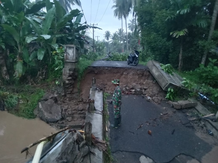 Jembatan Penghubung Antar Pekon di Pematangsawa Tanggamus Putus Akibat Diterjang Banjir 