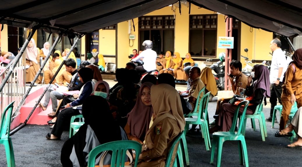 Pemohon SKCK Membludak, Polres Tanggamus Sediakan Tenda dan Kursi Tambahan
