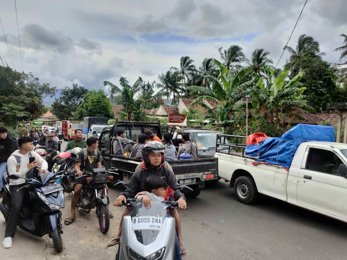 Pemasangan Pancang Penahan Longsor di Datarajan Ulubelu, Sistem Buka Tutup Diberlakukan 