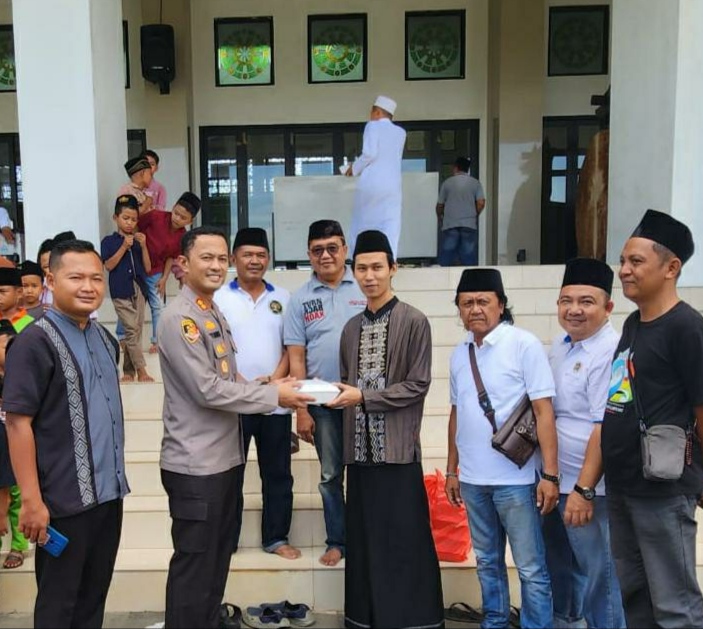 Kapolres Pringsewu Turut Andil di Agenda Berbagi Nasi PWI 