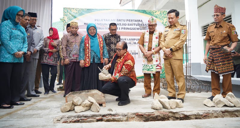 Pj Gubernur Lampung Letakkan Batu Pertama Pembangunan Masjid SMAN 1 Pringsewu 