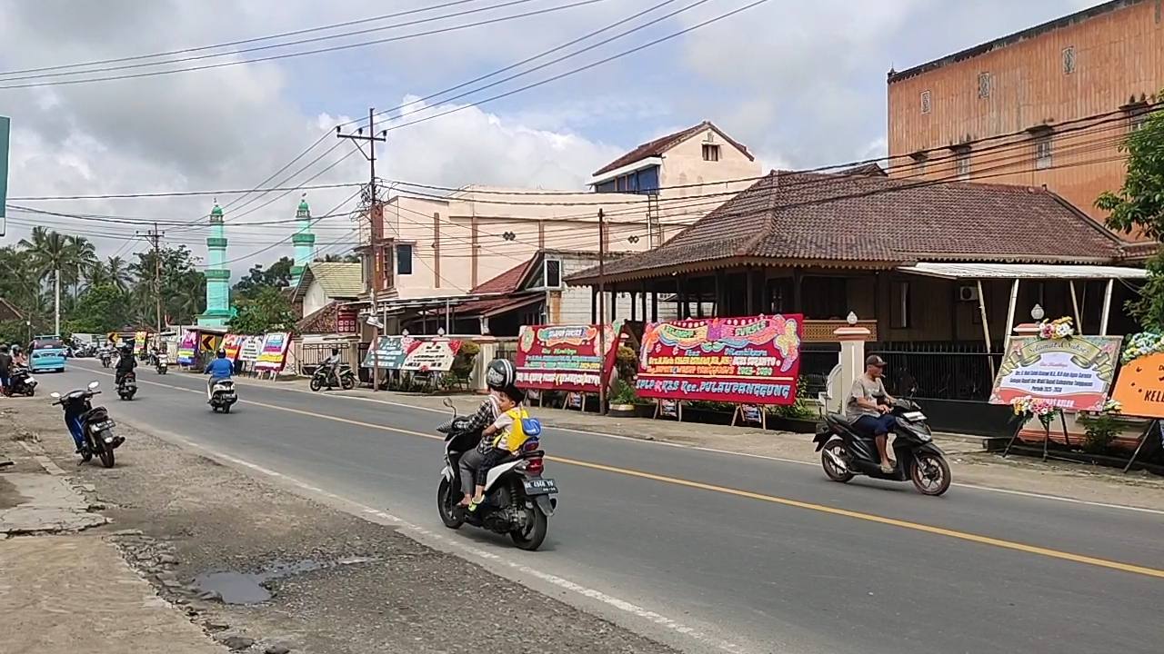 Puluhan Karangan Bunga Ucapan Selamat Mulai Hiasi Kediaman Moh.Saleh Asnawi