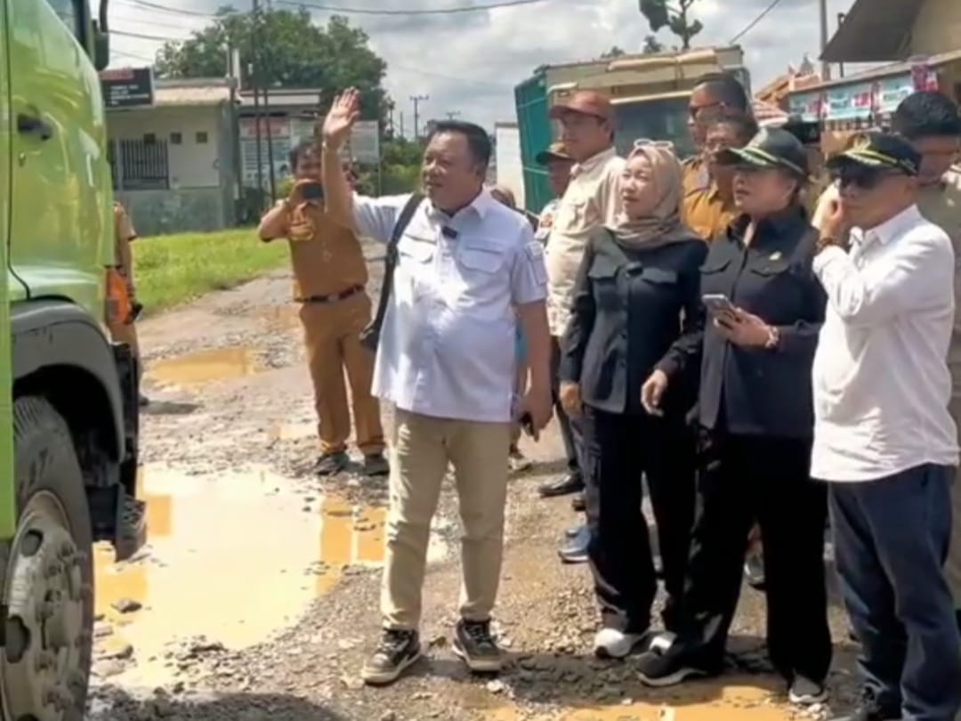 Ketua Komisi IV DPRD Lampung Sidak Jalan Rusak di Lampung Tengah