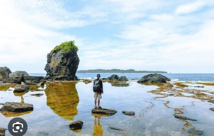 5 Tempat Wisata di Kabupaten Pesisir Barat, Nomor 3 Memiliki Batu Karang Dengan Bentuk dan Warna Yang Indah