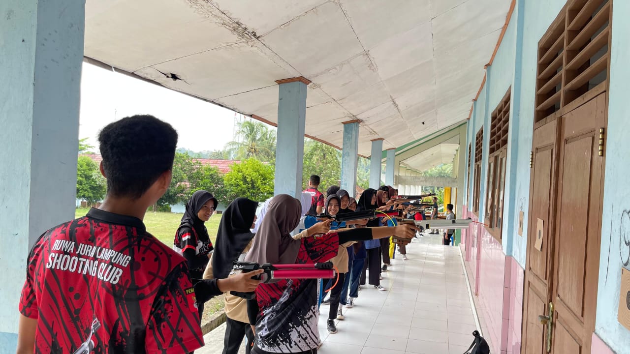 Perbakin Tanggamus Gelar Pelatihan Dasar Menembak di SMAN 1 Bulok