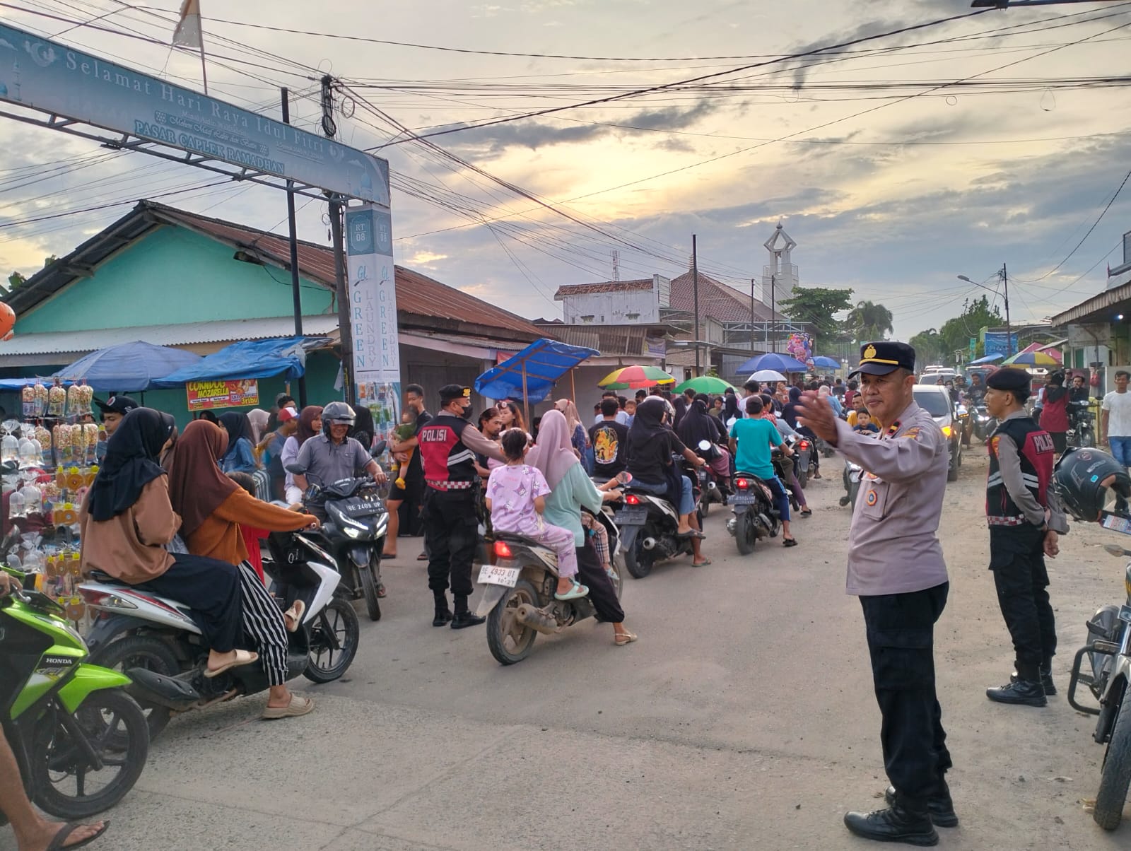 Hari Pertama Ramadan, Warga Pringsewu Padati Sejumlah Lokasi Berburu Takjil