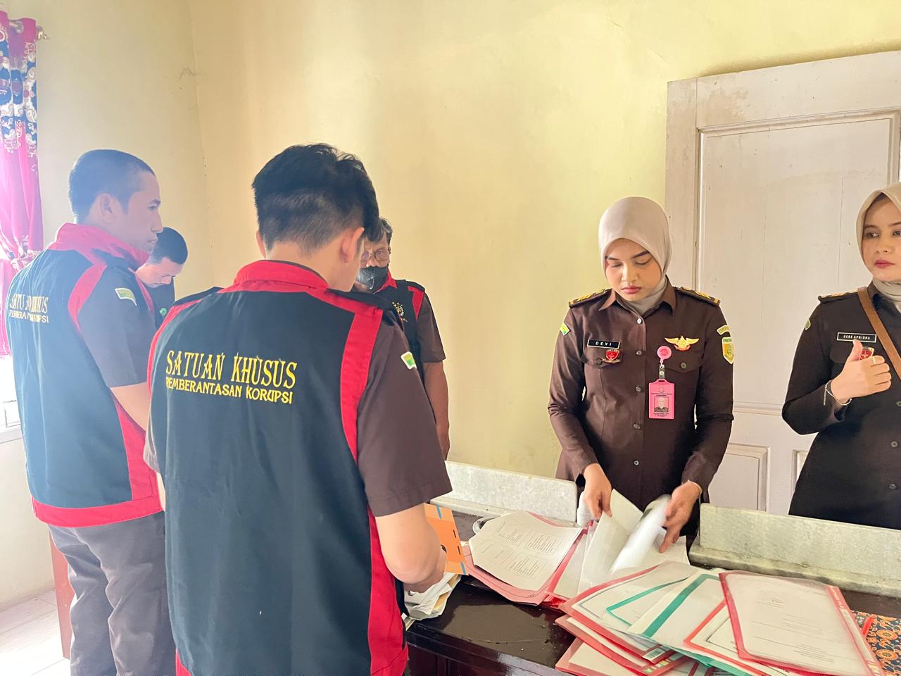 Tim Penyidik Cabjari Tanggamus di Talang Padang Geledah Kantor Pekon Wayhalom 