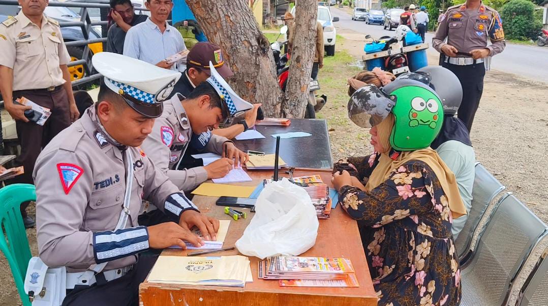 Razia Gabungan di Depan Samsat Kota Agung,Polisi Berikan 285 Teguran dan 6 Tilang 