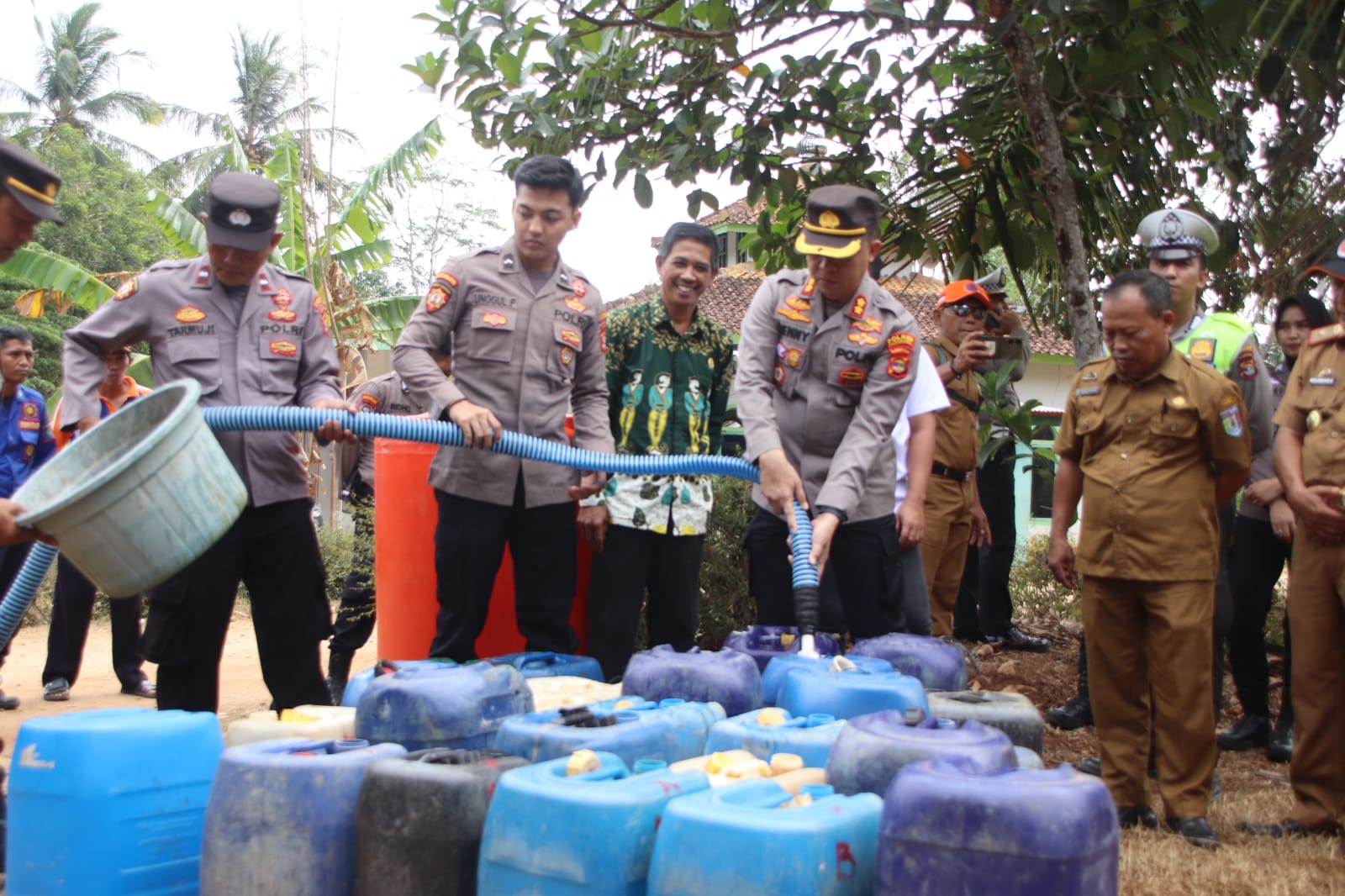 Musim Kemarau, Forkopimda Pringsewu Distribusikan Ribuan Liter Air Bersih  di Pandansurat