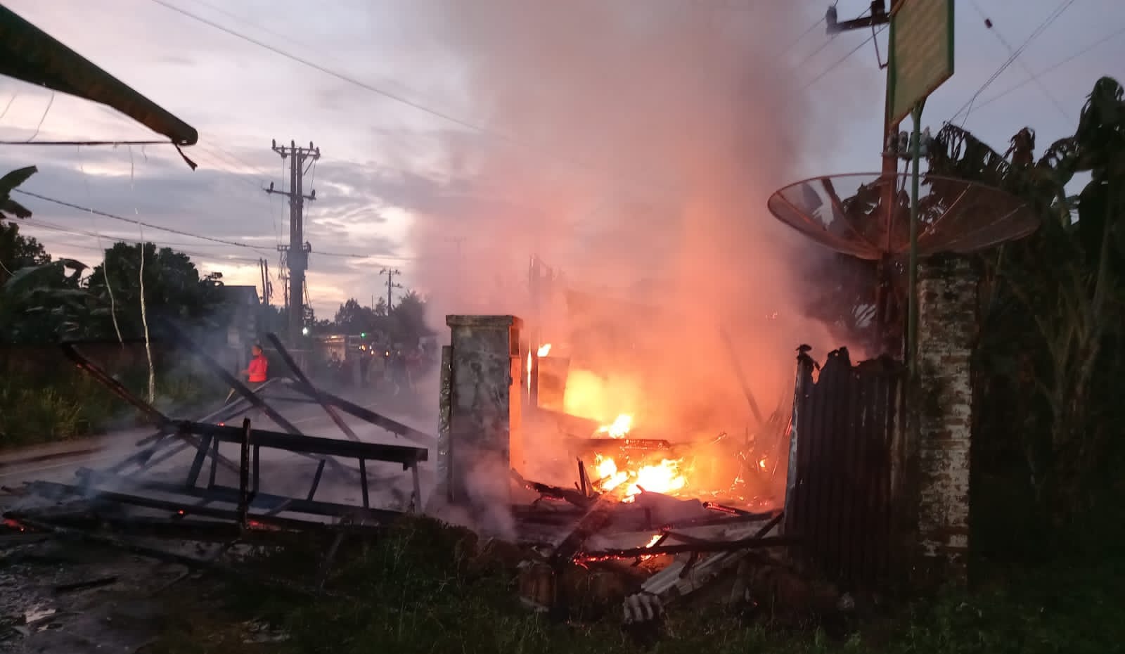 Si Jago Merah Hanguskan Bengkel di Talang Padang