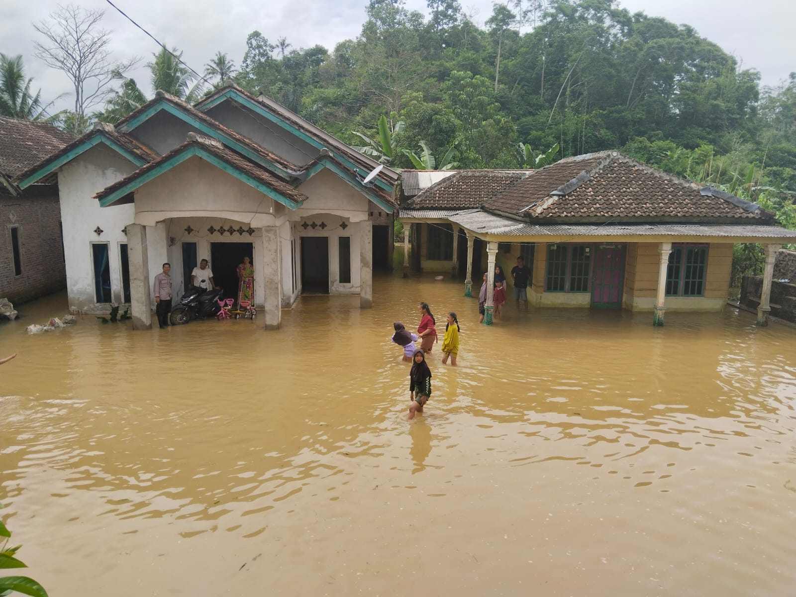 Puluhan Warga Terdampak Banjir, Kakon Harapkan Perhatian Dari PLN Area Ulubelu