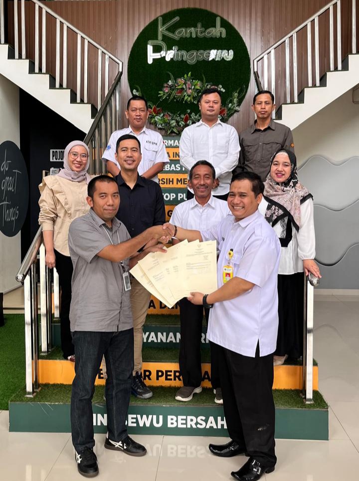 BPN Pringsewu Serahkan Sertipikat HGN Bagi PLN Persero