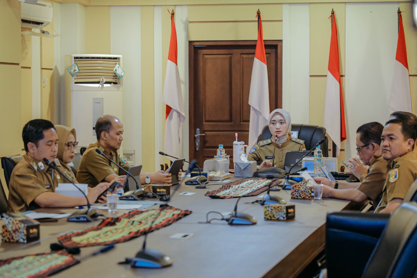 Wagub Jihan Pimpin Rapat Evaluasi Program Prioritas Desaku Maju 