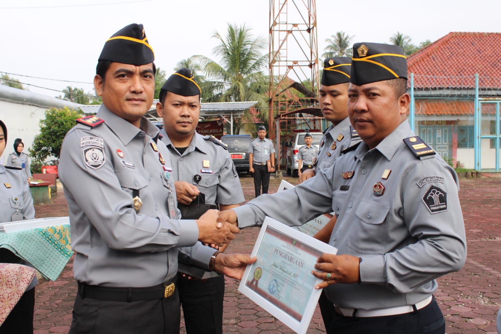 Gagalkan Penyelundupan HP di Dalam Lapas, Lima Petugas Lapas Kota Agung Terima Penghargaan dari Kalapas