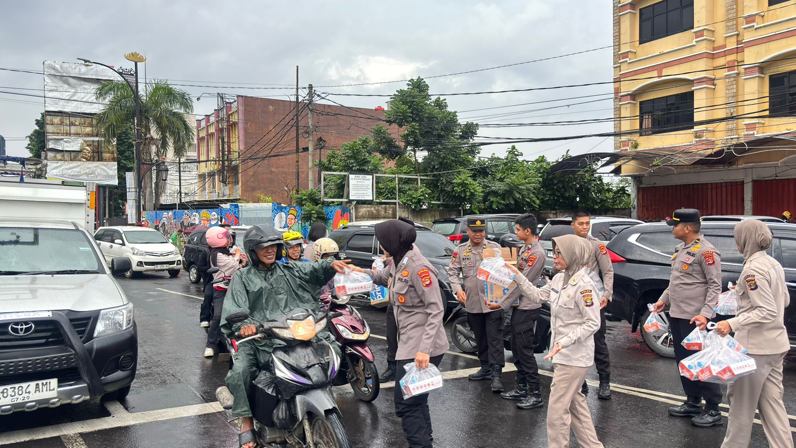 Berbagi di Bulan Suci, Biro SDM Polda Lampung Bagikan Ratusan Takjil