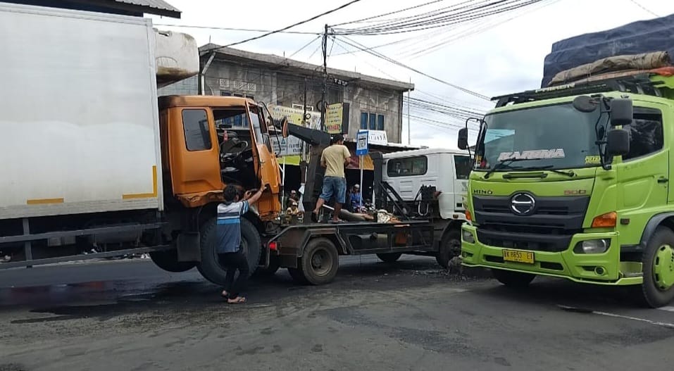 Polisi Olah TKP Lakalantas Beruntun di Depan SPBU Kota Agung
