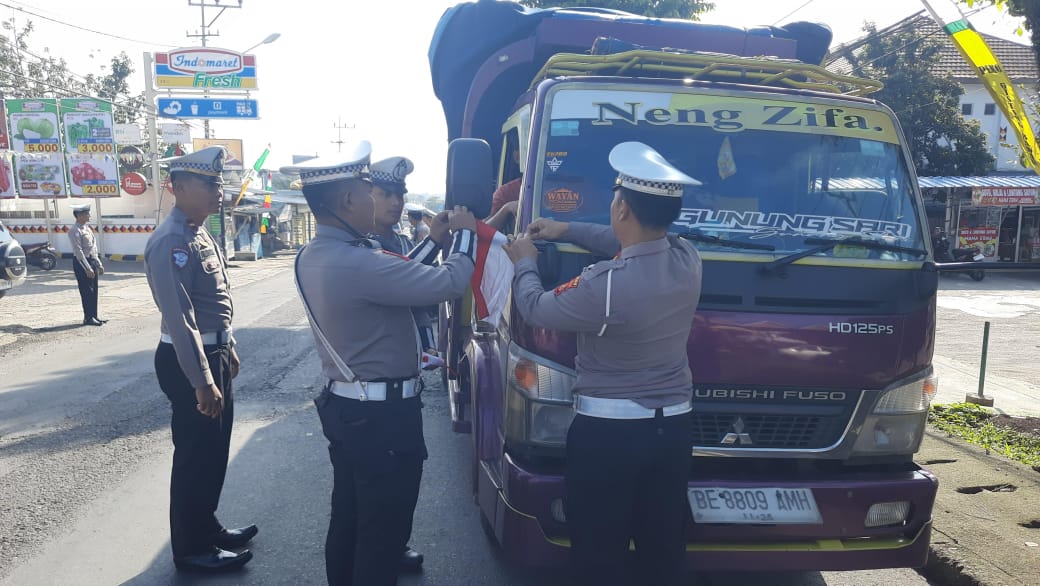 Satlantas Polres Tanggamus Bagikan Bendera Merah Putih Jelang HUT RI ke-80