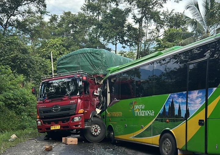 Diduga Rem Blong, Bus Pariwisata Tabrak Truk di Jalinbar Sedayu Semaka