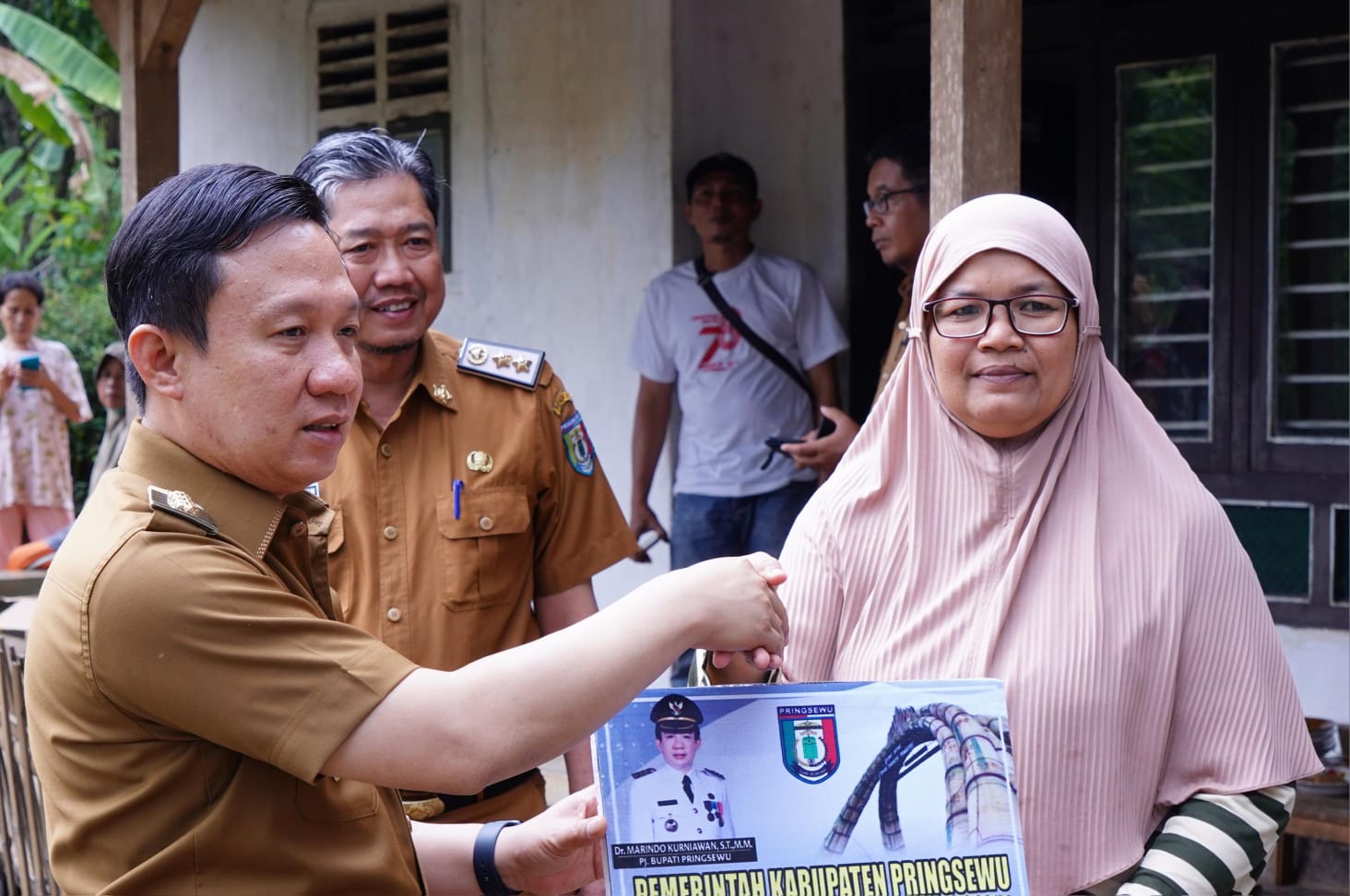 Pemkab Pringsewu Serahkan Bantuan Korban Angin Puting Beliung 