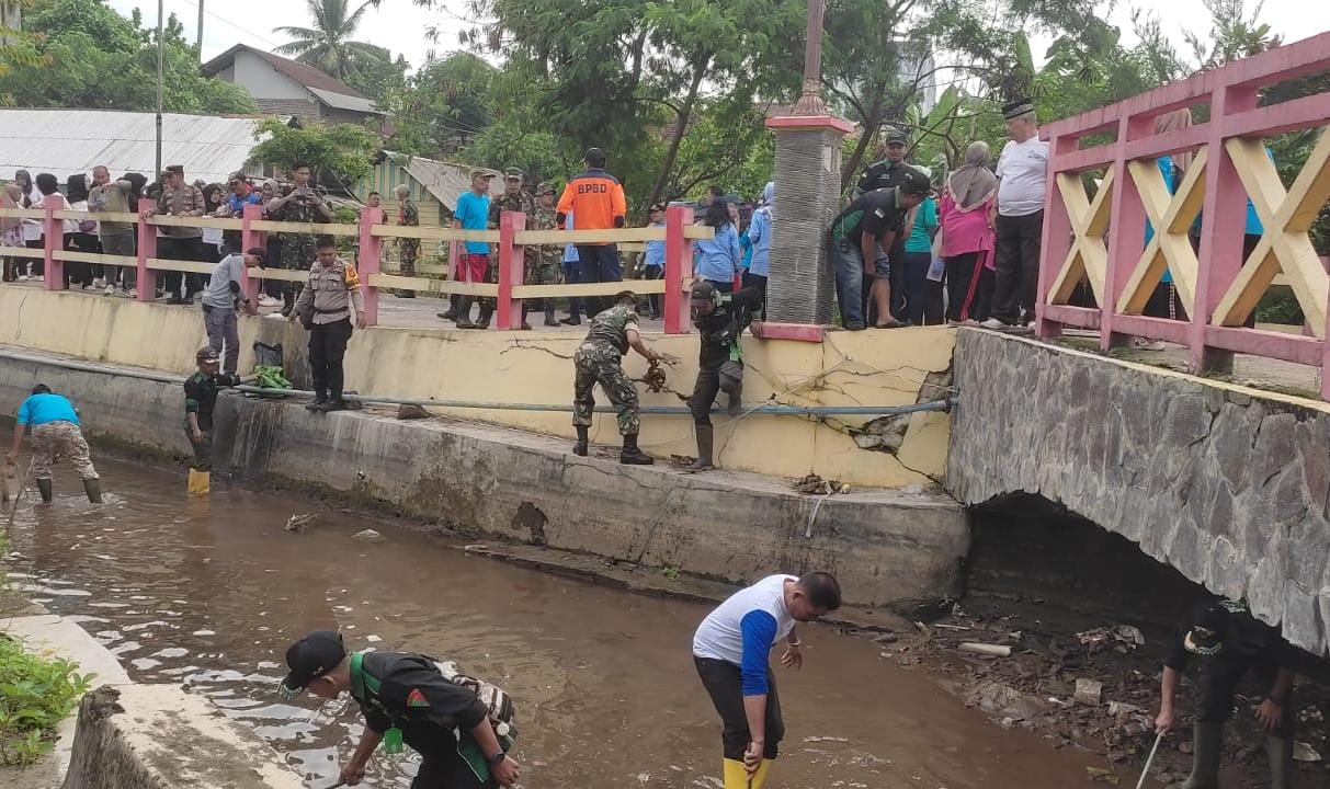 Kompak!, Personel TNI/Polri, Unsur Pemda dan Masyarakat Bersihkan Sampah di Pantai Kota Agung 