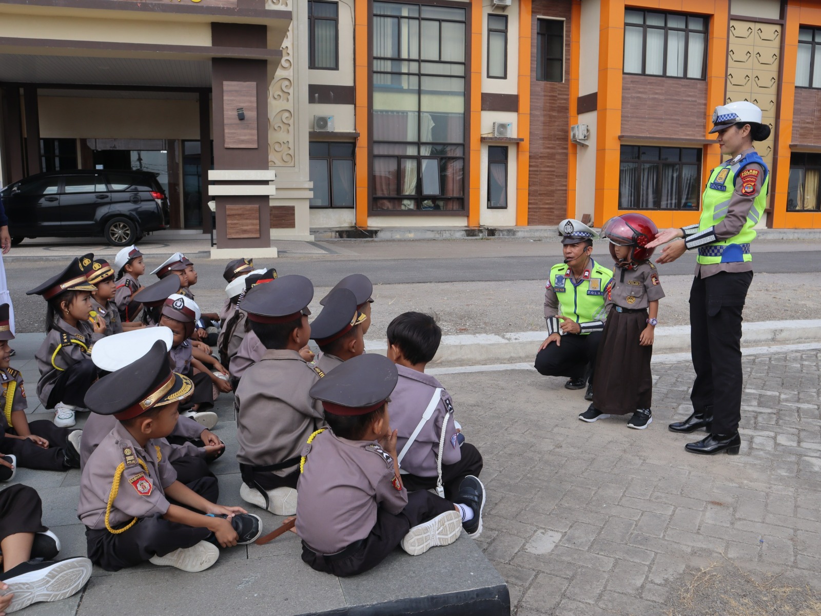 Siswa PAUD Harapan Bangsa Lebih Dekat Dengan Polisi