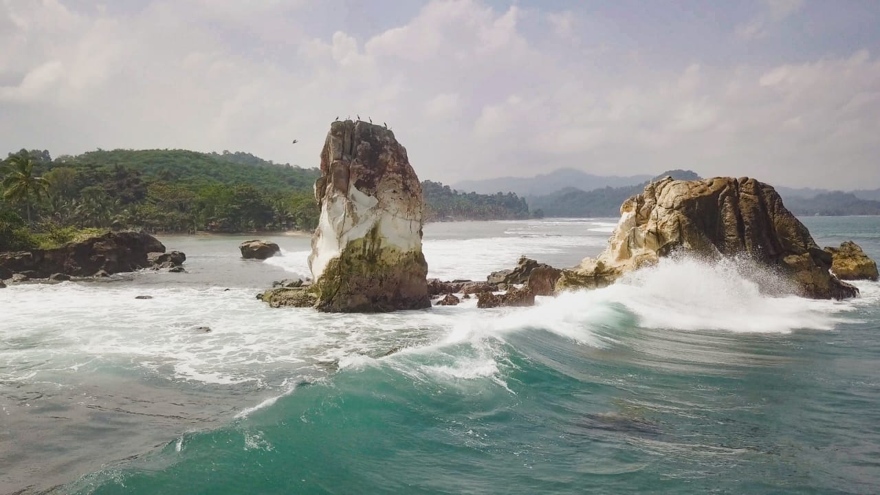 Pantai Karang Putih, Pantai Unik Nan Alami di Pesisir Tanggamus Lampung