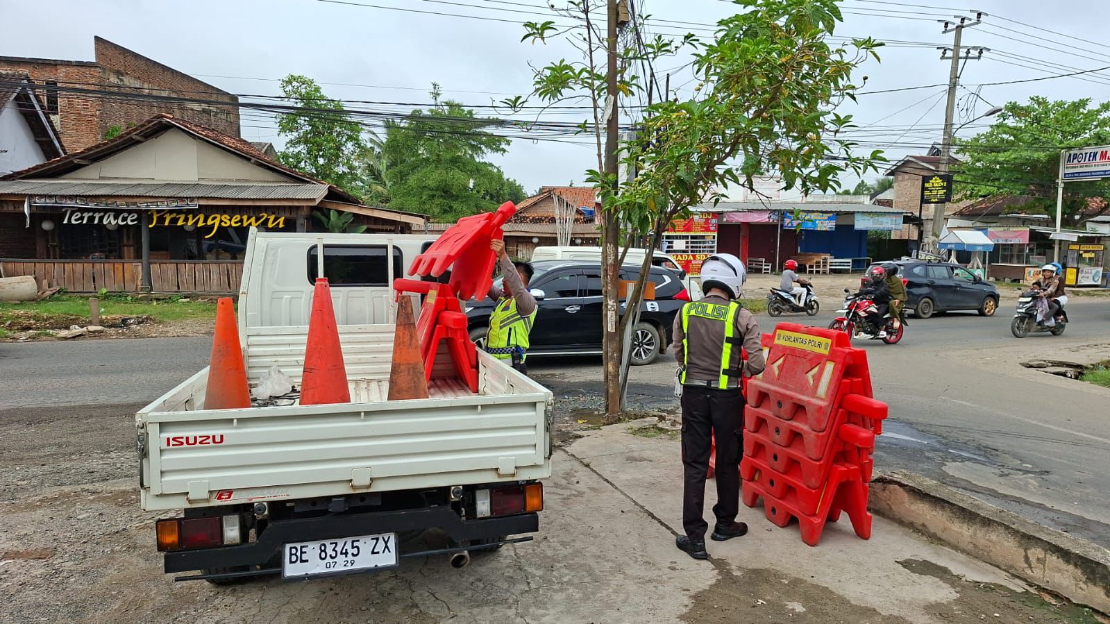 Arus Balik Usai,  Satlantas Polres Pringsewu Mulai Bongkar Barrier Pembatas Jalan
