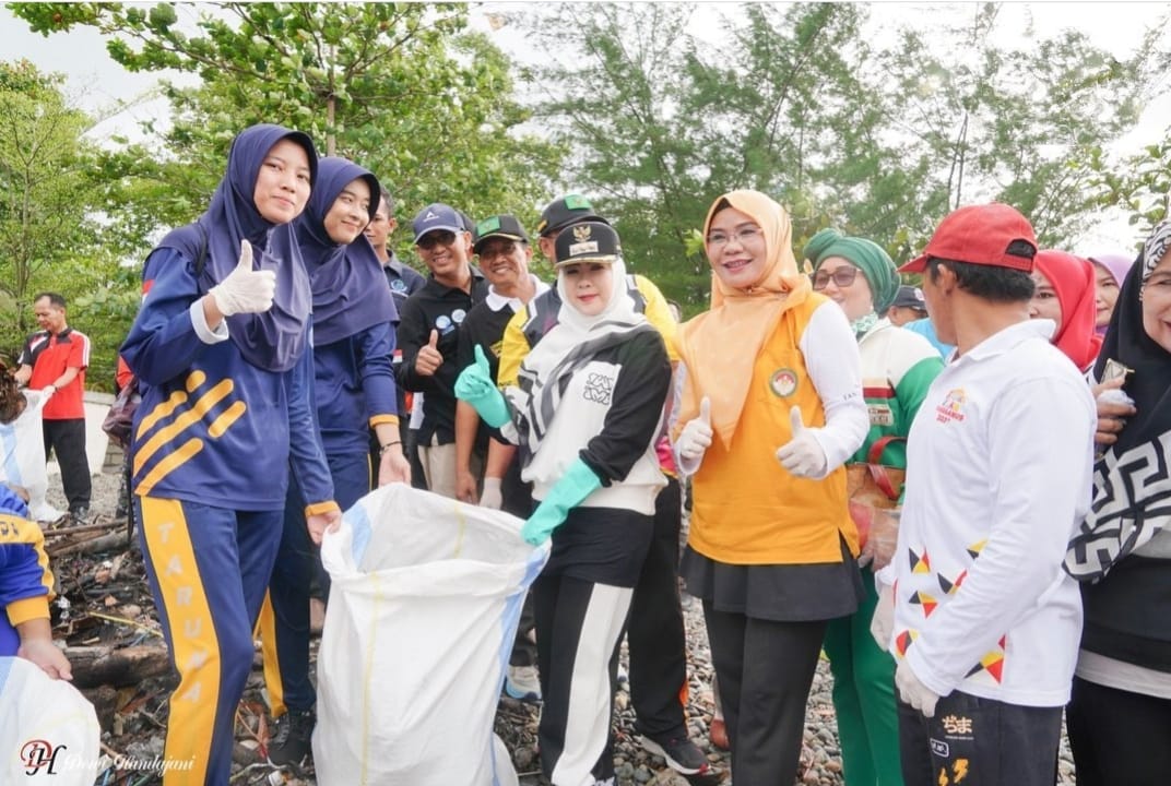 Peringati Hari Kelautan Nasional, Bupati Dewi Ikut Aksi Bersih Pantai di Kota Agung