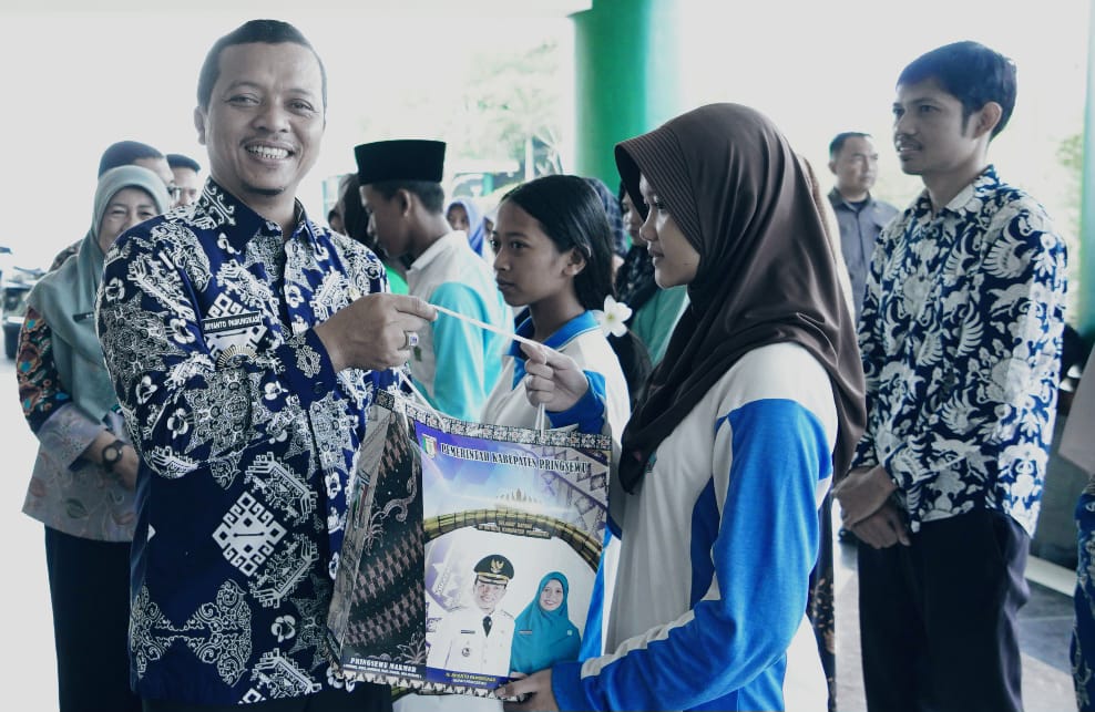 Bupati Pringsewu Riyanto Pamungkas Resmi Lepas 8 Siswa Sekolah Rakyat