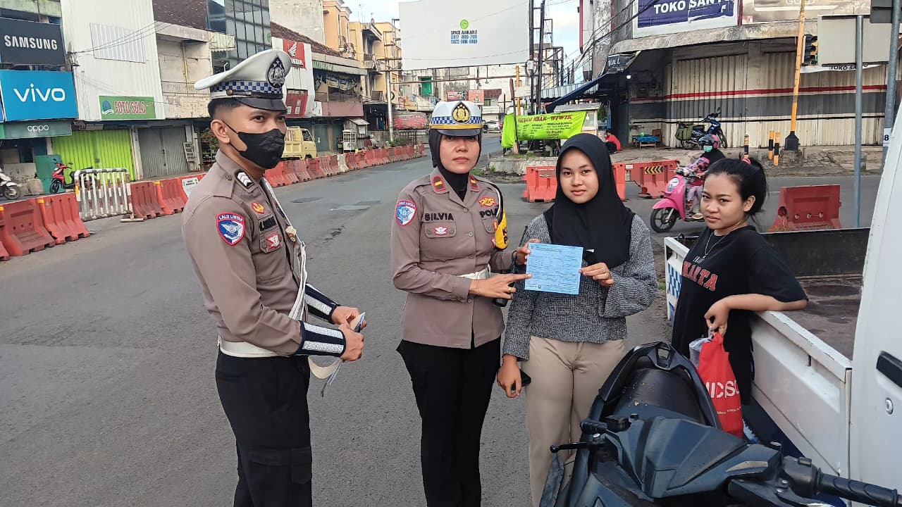 Jelang Berakhirnya Ops Zebra 2025, Polres Pringsewu Gencarkan Edukasi Keselamatan Berlalu Lintas