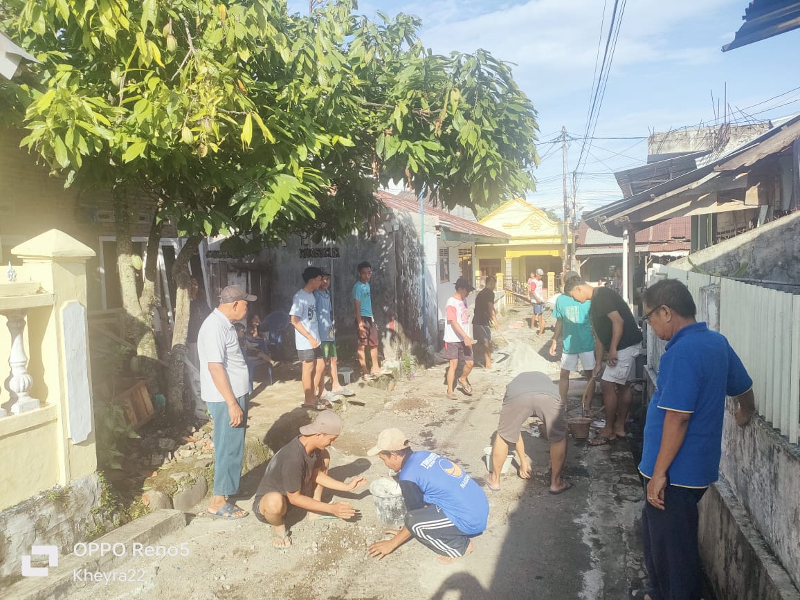 Kompak, Warga RT 18 Bumi Agung, Kelurahan Kuripan Gotong Royong Perbaiki Jalan Karya Bakti