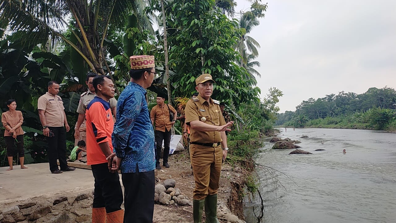 Tinjau Tanggul Sungai Way Belu dan Way Awi, Pj Bupati Tanggamus Segera Upayakan Penanggulangan Bencana