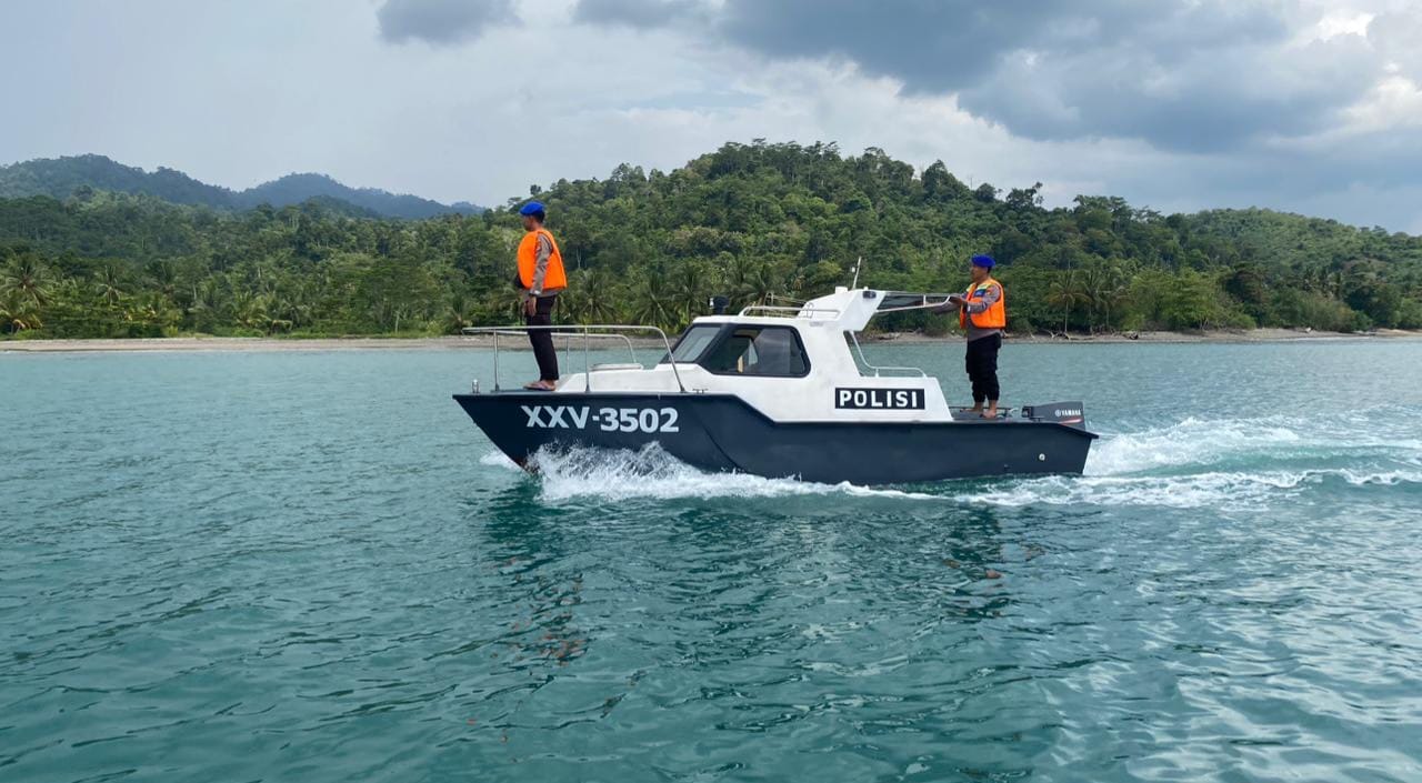 Satpolairud Polres Tanggamus Ikut Dalam Misi Pencarian Korban Hilang Kebakaran KM Maulana 3.0