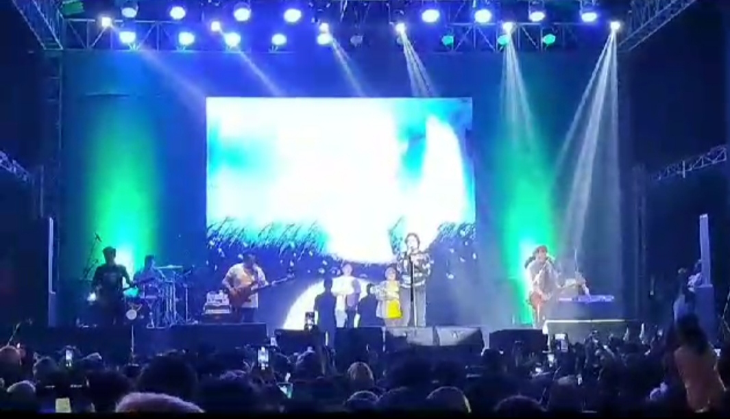 Ribuan Warga Pringsewu Tumpah Ruah di Konser Setia Band 