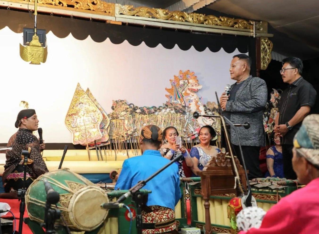 Dalang Mainkan Wayang, Pasuruan Dipuji Nanang