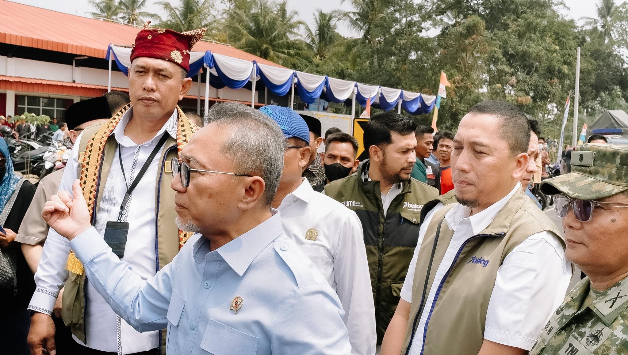 Menko Pangan Zulkifli Hasan dan Dirut BULOG Pastikan Bantuan Beras Menjangkau Warga Lampung