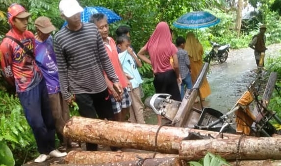 Seorang Pembawa Kayu di Kelumbayan Tewas Tertimpa Kayu Yang Dibawanya