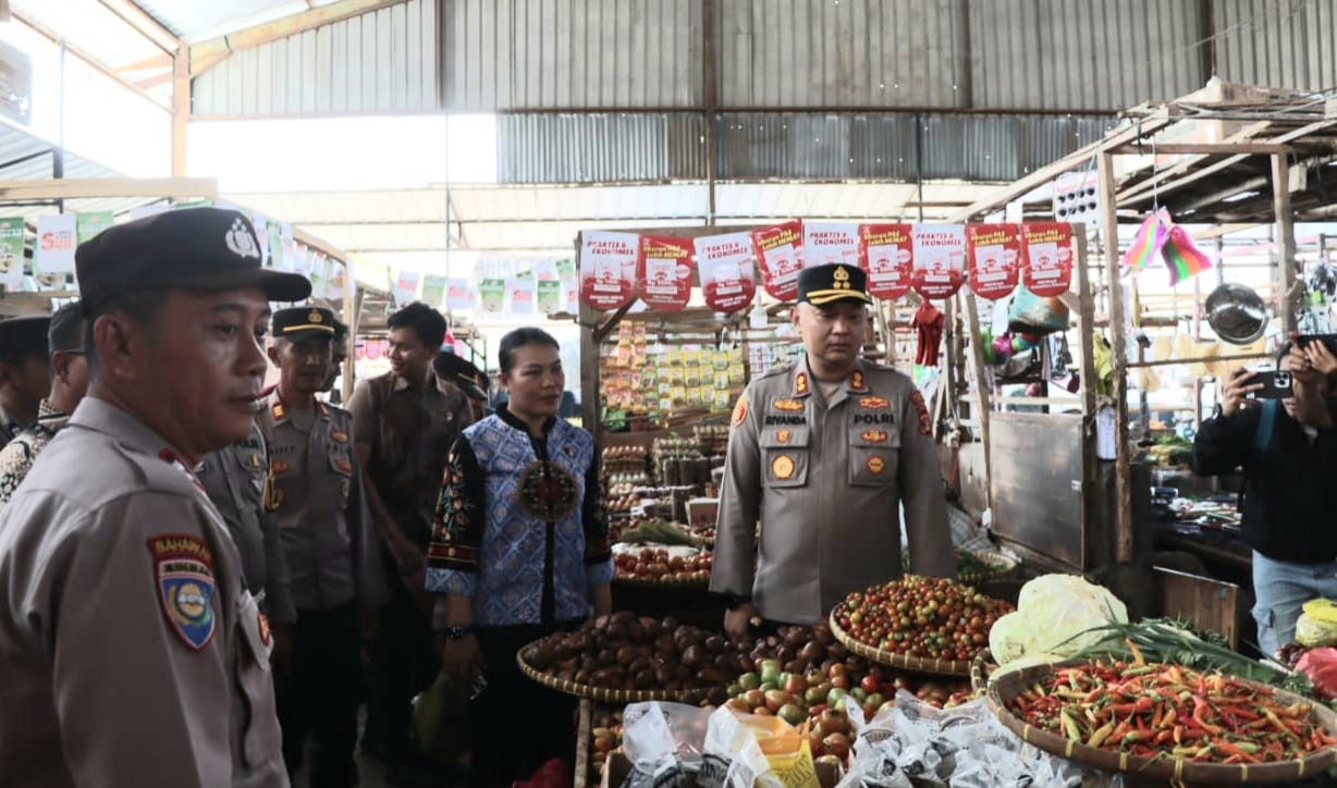 Kapolres Tanggamus Turun Langsung ke Pasar Kota Agung, Cek Harga Bahan Pokok dan Kamtibmas