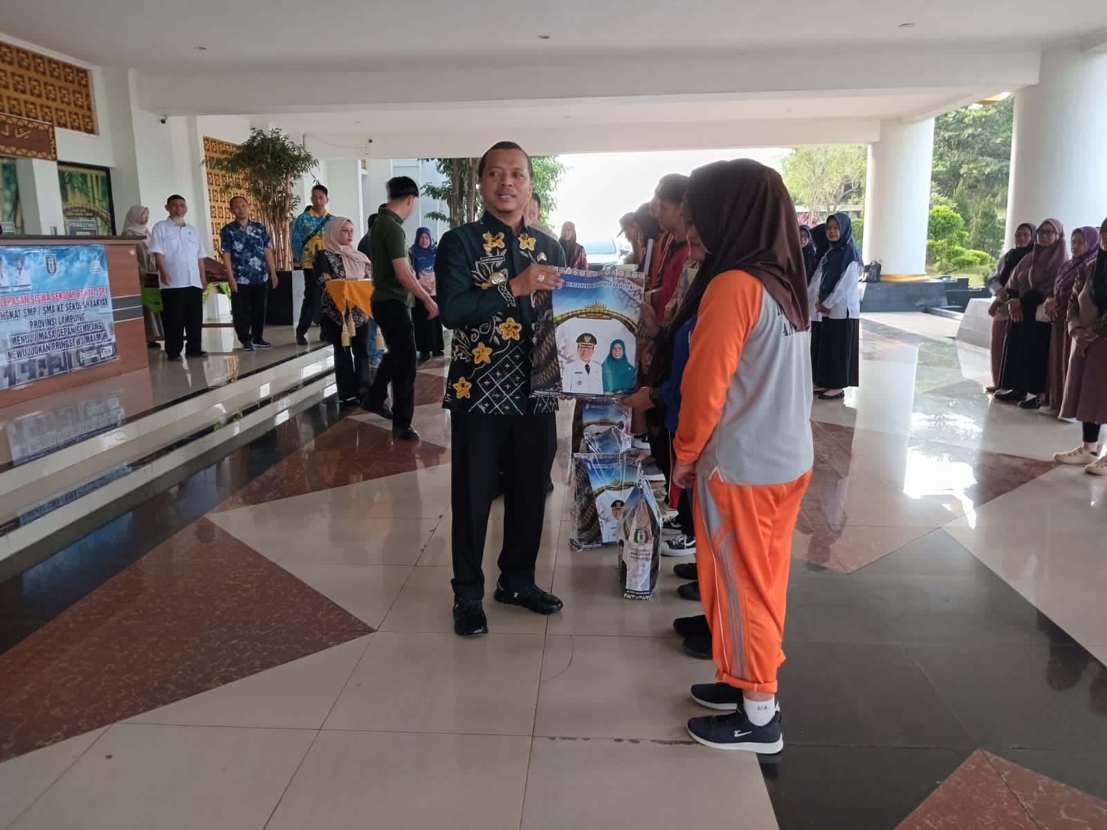 Bupati Pringsewu Lepas 12 Siswa Sekolah Rakyat