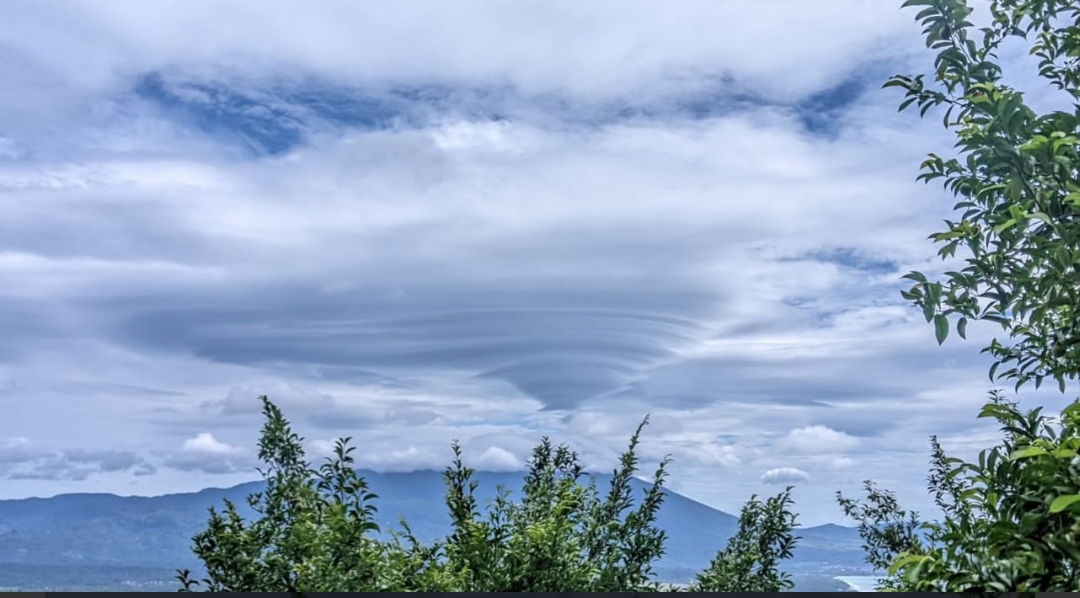 Fenomena Awan Mirip Kipas di Atas Gunung Tanggamus, BMKG Tegaskan Bukan Tanda Bencana