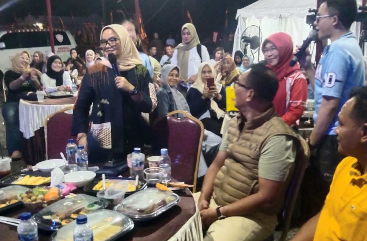 Bupati Lamtim Membaur Bersama Warga Nobar Piala Dunia
